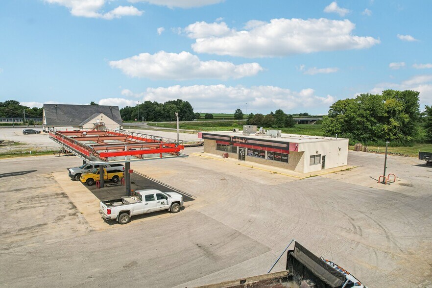 More Photos Of 402 W Johnson St, Pocahontas Flex For Sale