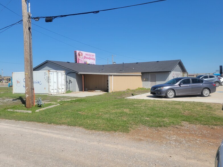 More Photos Of 7623 US Highway 277, Elgin Showroom For Sale