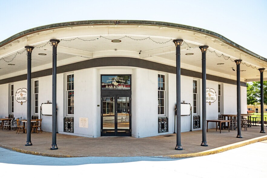 More Photos Of 302 S Magnolia St, Hearne Restaurant For Sale