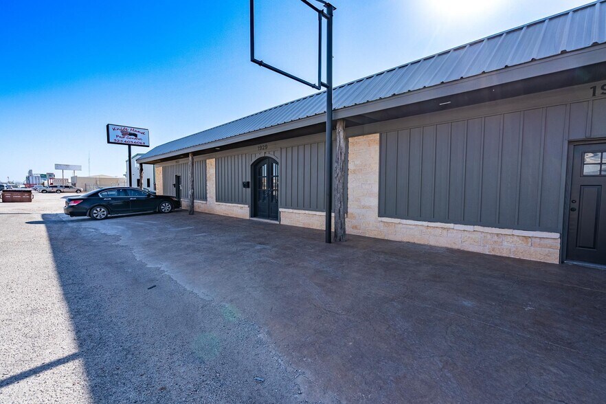 More Photos Of 1929 S Treadaway Blvd, Abilene Showroom For Lease