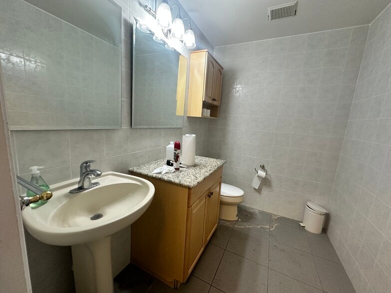 More Photos Of 2223 Pembroke Rd, Hollywood Auto Dealership For Lease