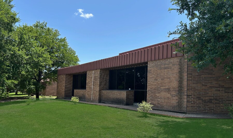 More Photos Of 817 Greenview Dr, Grand Prairie Showroom For Lease