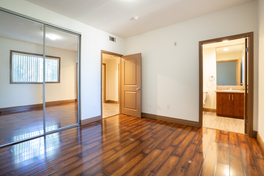 More Photos Of 7203 Rubio Ave, Lake Balboa Apartments For Sale