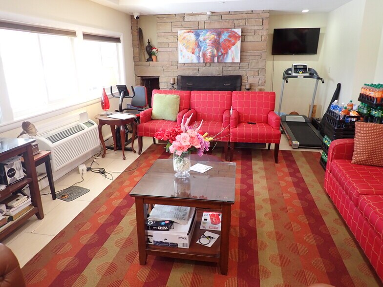 More Photos Of 13 Wadleigh Rd, Rochester Hotel For Sale