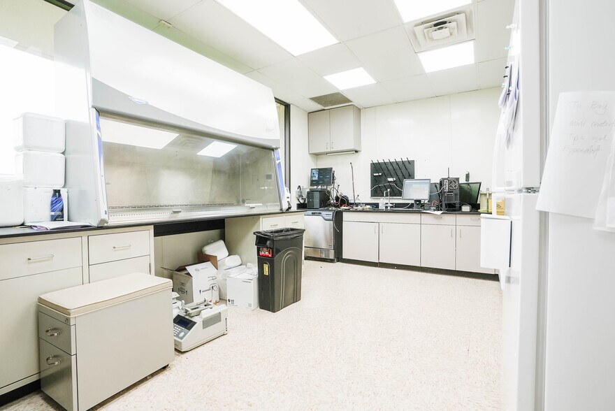 More Photos Of 10410 Corporate Dr, Sugar Land Research And Development For Lease