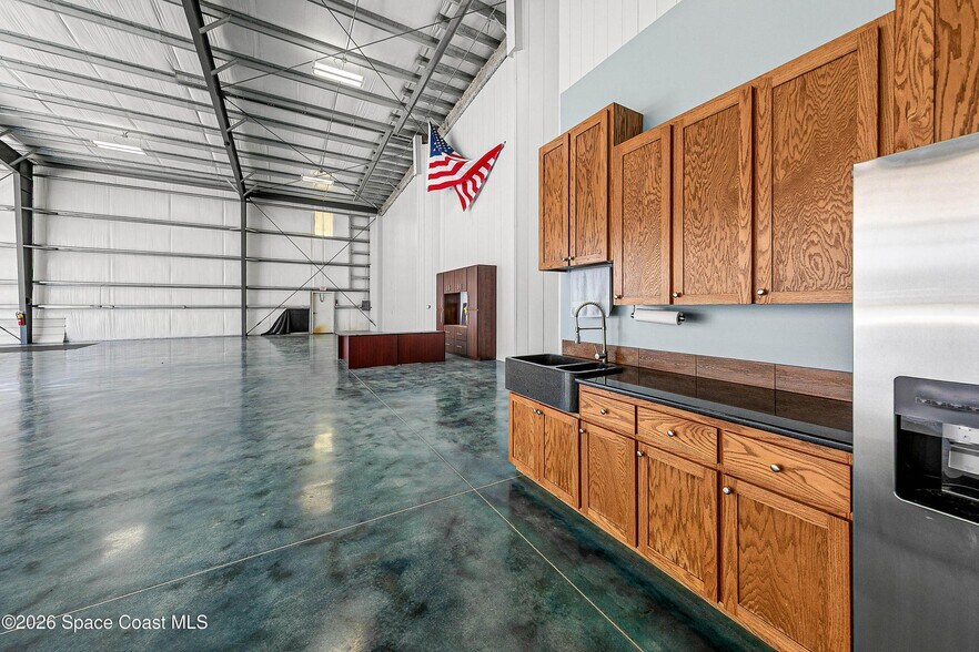 More Photos Of 805 Tower Access Rd, Melbourne Airplane Hangar For Sale