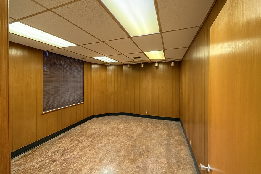 More Photos Of 1704 NW 6th St, Oklahoma City Manufacturing For Lease