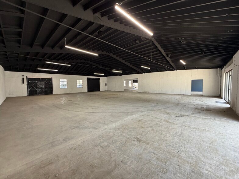 More Photos Of 3014 Floyd St, Burbank Warehouse For Sale