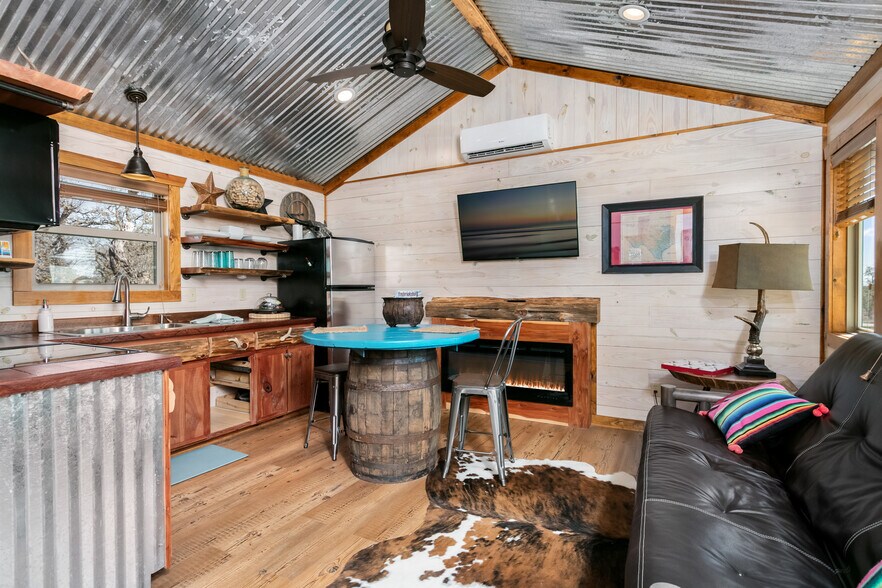 More Photos Of 100 Five Star Trl, Fredericksburg Hotel For Sale