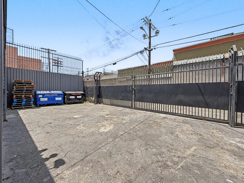 More Photos Of 1507-1509 Maple Ave, Los Angeles Warehouse For Lease