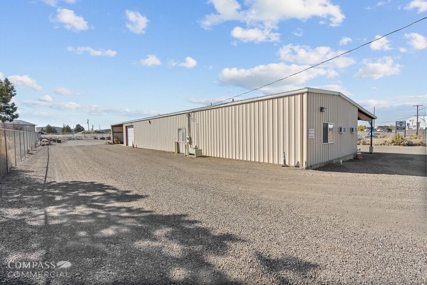 More Photos Of 498 SW Veterans Way, Redmond Industrial For Sale