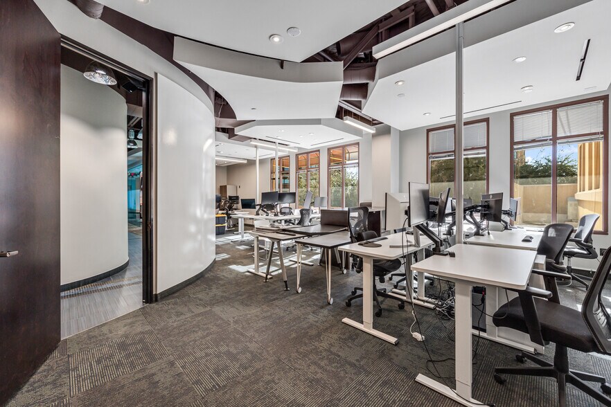 More Photos Of 7135 E Camelback Rd, Scottsdale Coworking Space