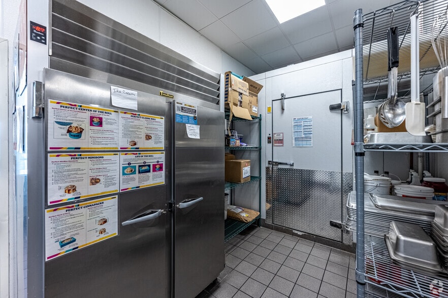 More Photos Of 1661 E Colorado Blvd, Pasadena Fast Food For Lease