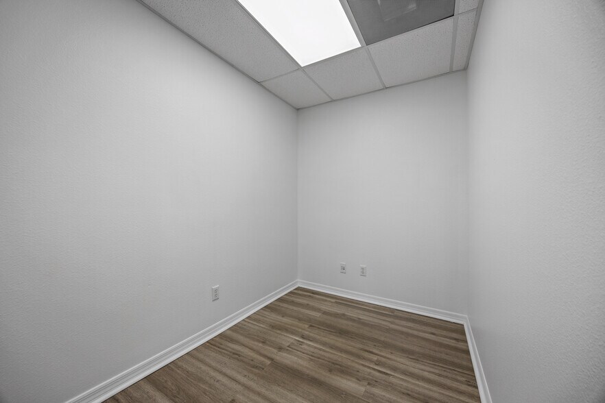 More Photos Of 128 Tomahawk Dr, Indian Harbour Beach Warehouse For Sale