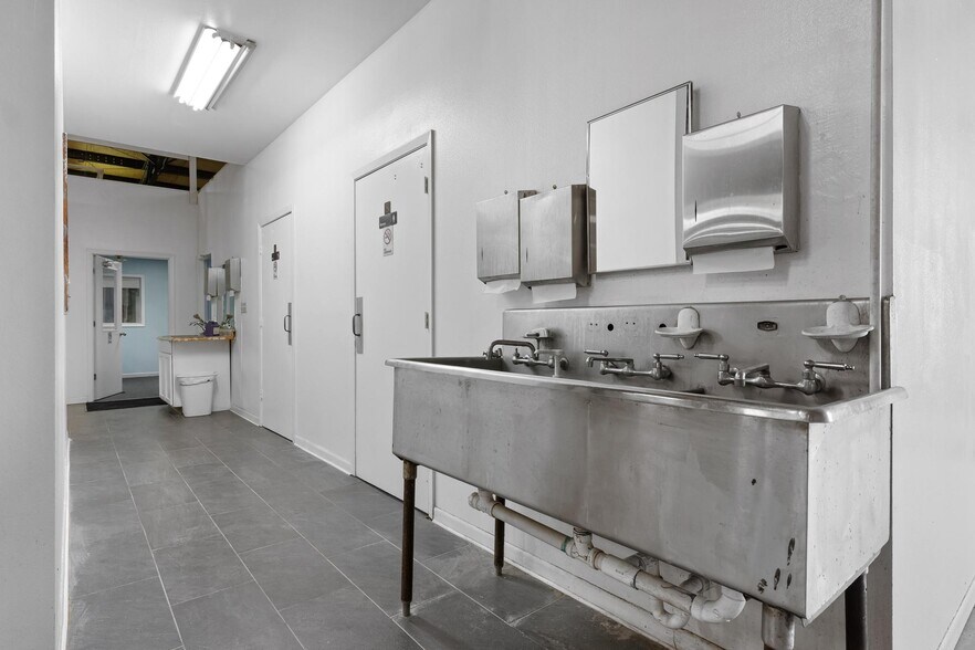 More Photos Of 2953 E 63rd Ave, Bradenton Warehouse For Sale