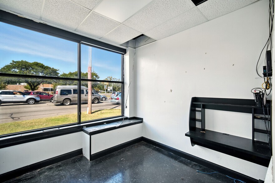 More Photos Of 8235 W 8 Mile Rd, Detroit Storefront For Sale