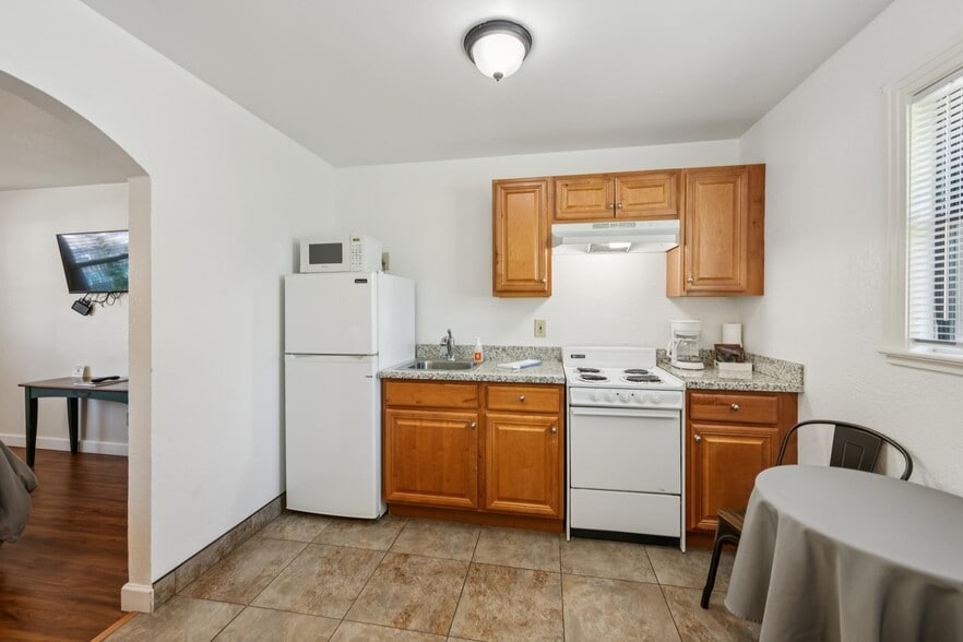 More Photos Of 1623 Lake St, Calistoga Hotel For Sale
