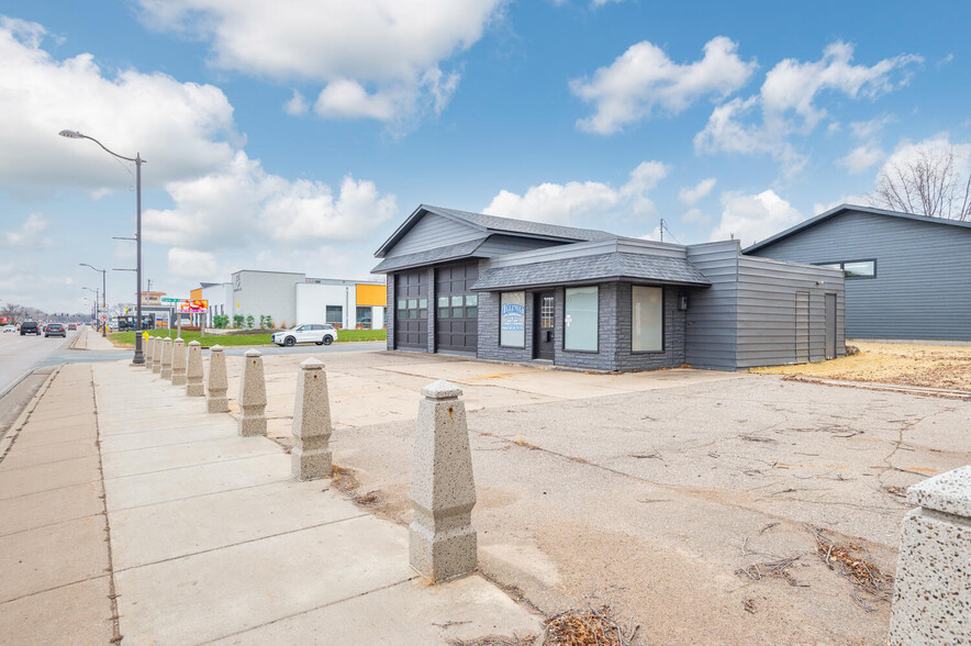 Primary Photo Of 936 1st Ave E, Shakopee Auto Repair For Sale