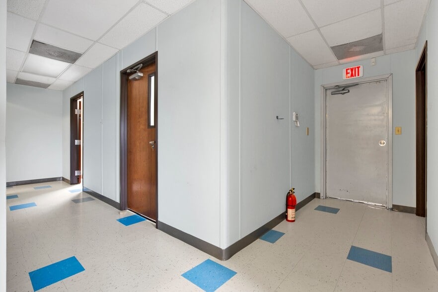 More Photos Of 2407 W 5th St, Lumberton Office For Sale