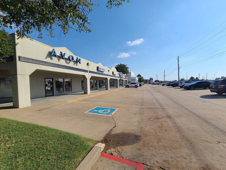 More Photos Of 11001-11013 S Memorial Dr, Tulsa Unknown For Lease