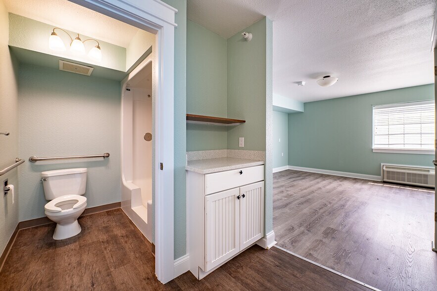 More Photos Of 461 Munson Ave, Traverse City Hotel For Sale