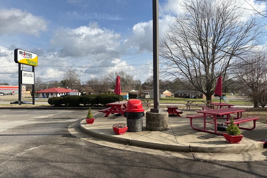 More Photos Of 104 N Bradford Ln, Georgetown General Retail For Sale
