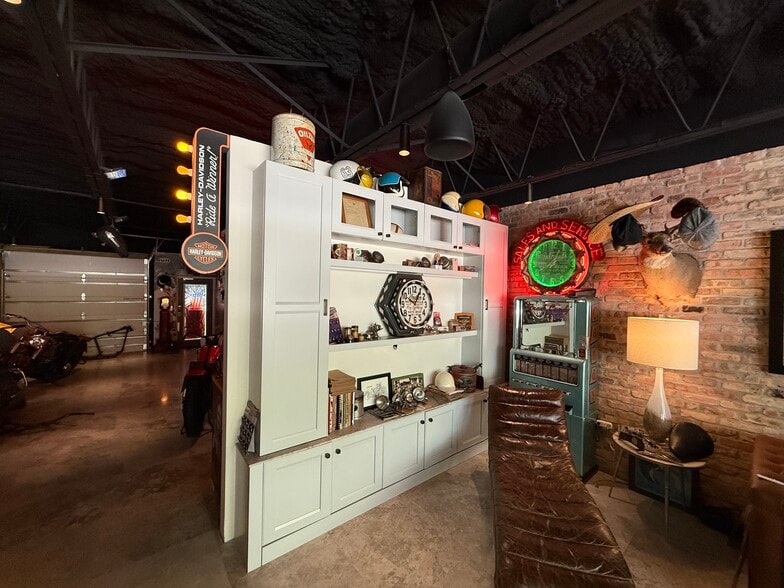 More Photos Of 1068-1090 6th Ave N, Naples Office For Sale