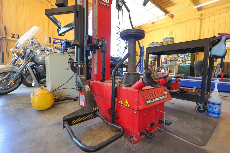 More Photos Of 101 Caney Pl, Glenwood Auto Repair For Sale