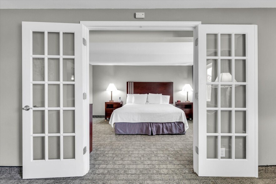 More Photos Of 1907 N Cunningham Ave, Urbana Hotel For Sale