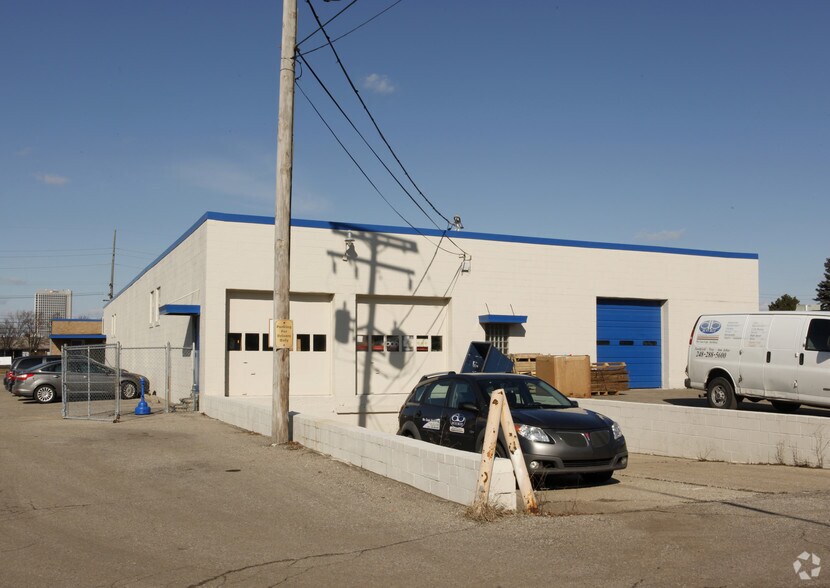 More Photos Of 1009 W Maple Rd, Clawson Warehouse For Sale