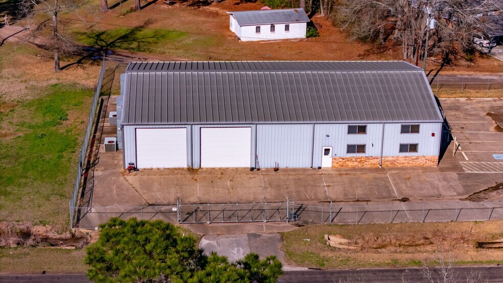 More Photos Of 8424 N HWY 69, Pollok Flex For Sale