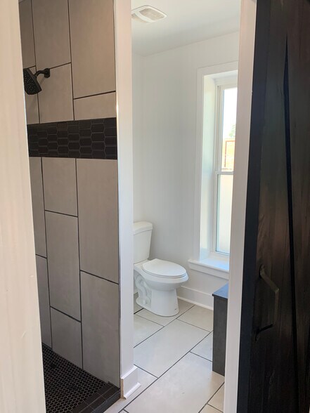 More Photos Of 1515 E Market St, New Albany Office For Lease