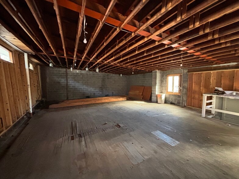 More Photos Of 82 Railroad St, Great Barrington Flex For Sale