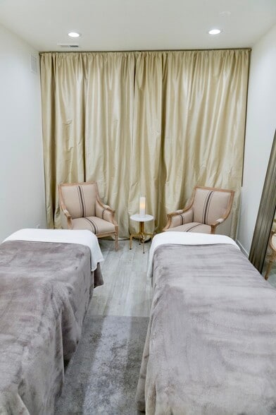 More Photos Of 22 E Elm St, Chicago Storefront Retail Office For Sale