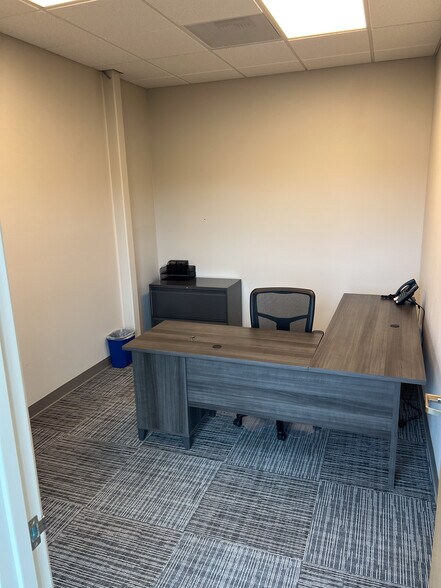 More Photos Of 735 E Clarendon St, Gladstone Office For Sale