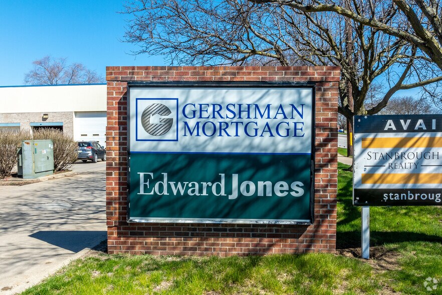 More Photos Of 2646-2650 100th St, Urbandale Freestanding For Lease