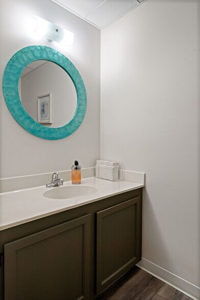 More Photos Of 9668-9683 Main St, Fairfax Medical For Lease