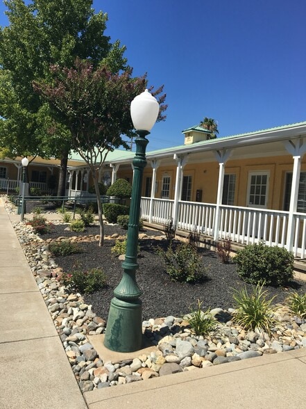 More Photos Of 926 E Cypress Ave, Redding Storefront Retail Office For Lease