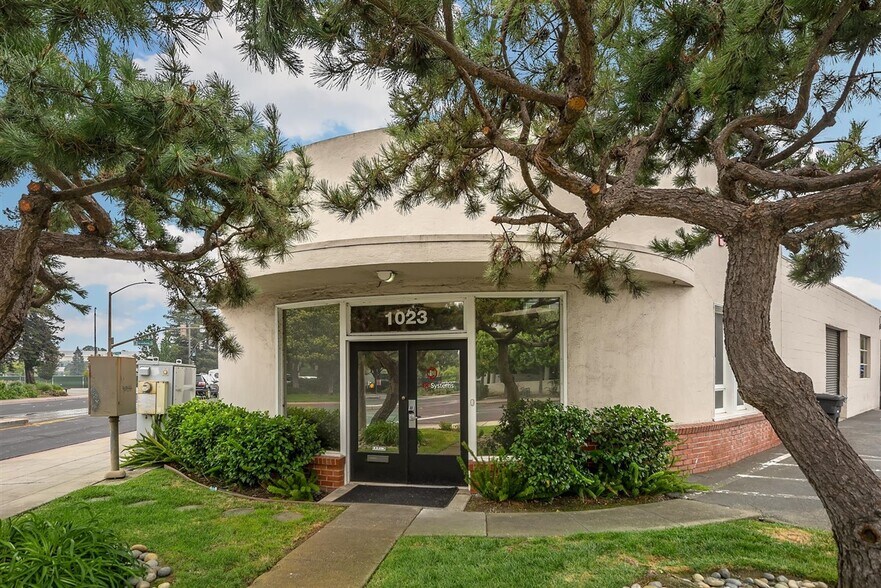More Photos Of 1023 Chestnut St, Redwood City Research And Development For Sale