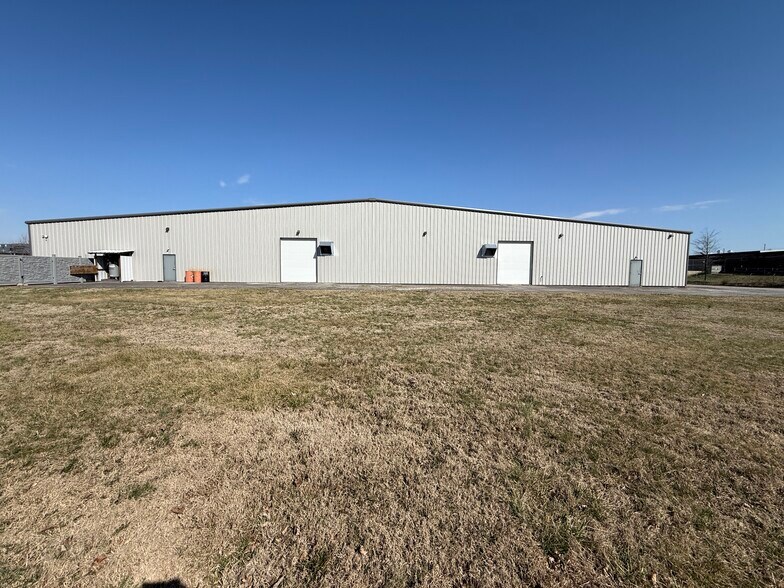 More Photos Of 100 G St, Smyrna Warehouse For Lease