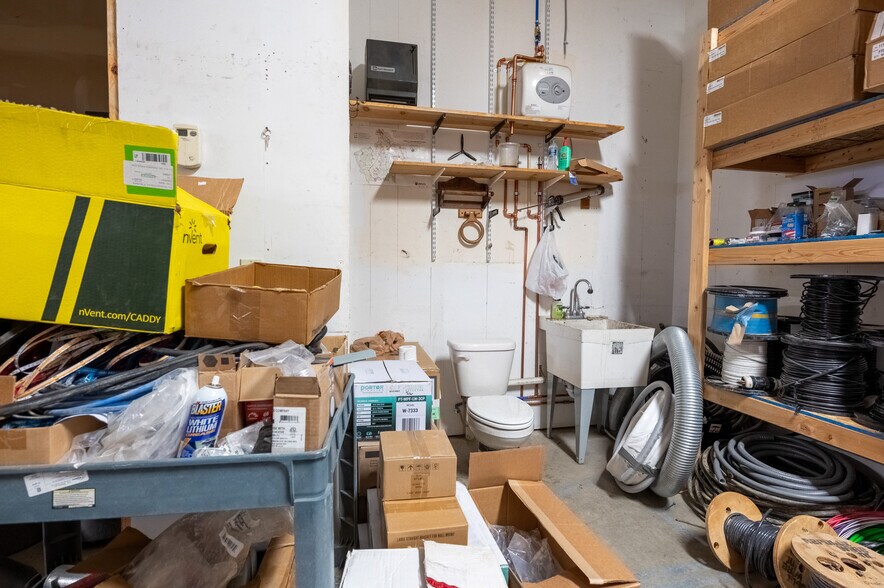 More Photos Of 211 Jetway Dr, Belgrade Flex For Sale