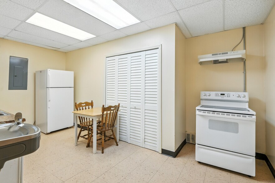 More Photos Of 19042 W McNichols Rd, Detroit Storefront For Lease