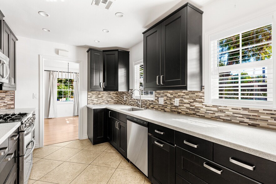 More Photos Of 5131 Don Pio Dr, Woodland Hills Multifamily For Sale