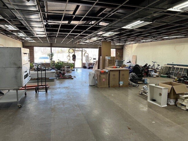 More Photos Of 296 Richey Rd, Pelzer Showroom For Lease