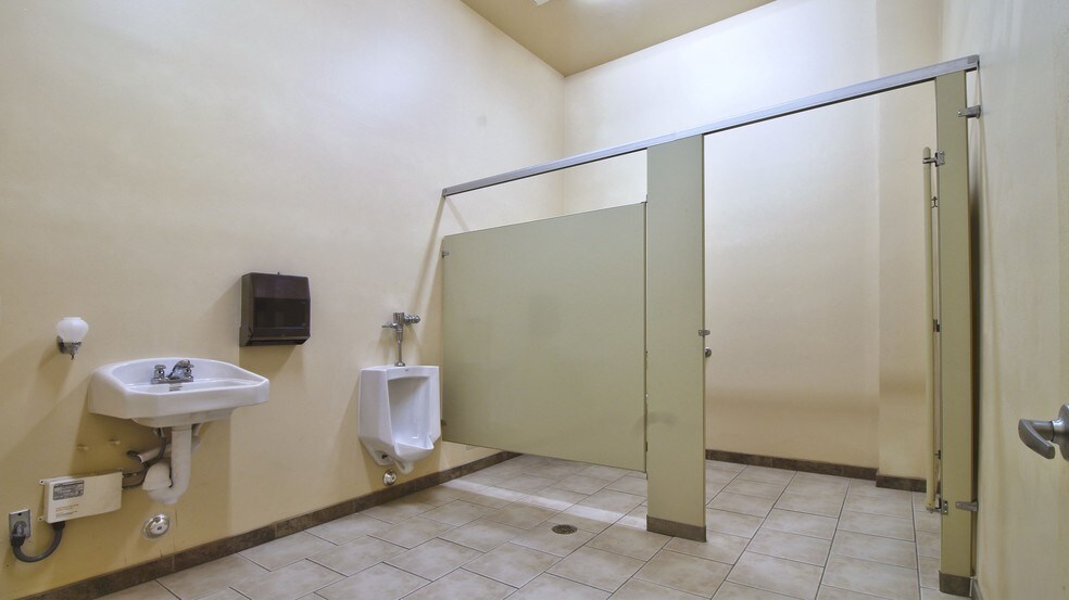 More Photos Of 530 Union Ave, Bakersfield Storefront Retail Office For Sale