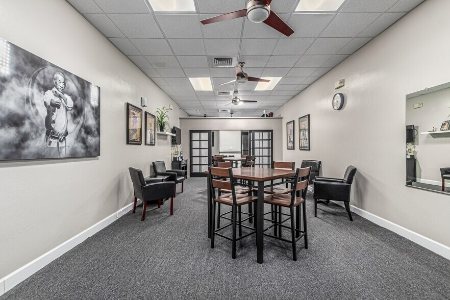 More Photos Of 3173 E Chandler Blvd, Phoenix Freestanding For Sale