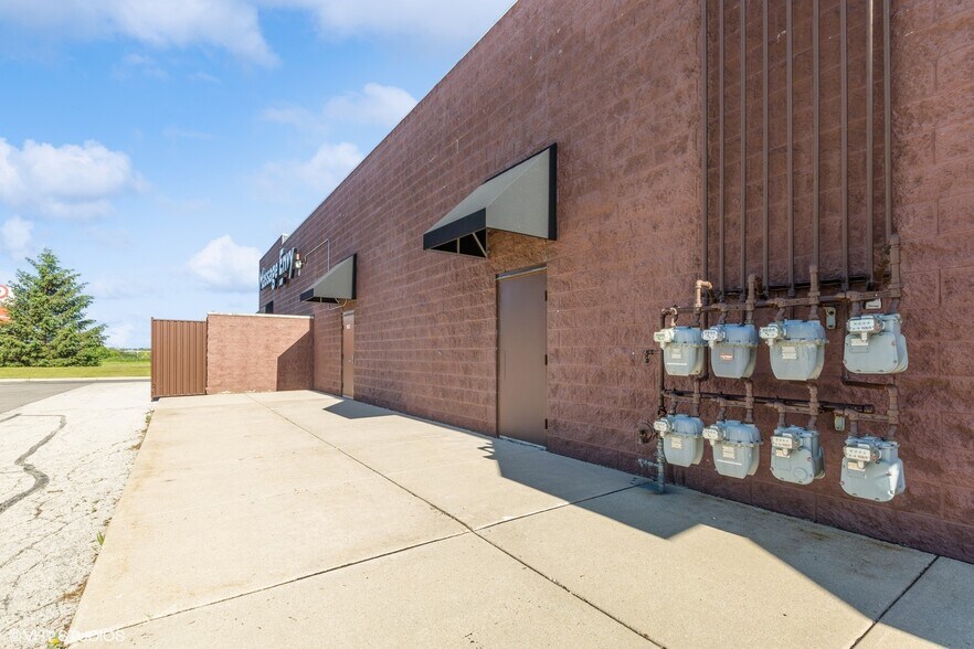 More Photos Of 1852-1866 Towne Centre Dr, North Aurora General Retail For Lease