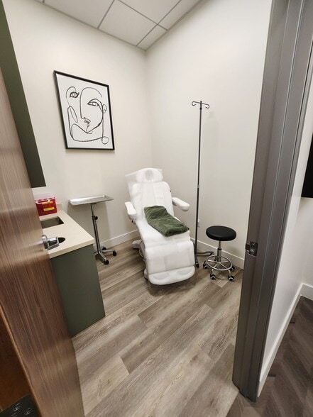 More Photos Of 6630 Foothill Blvd, Tujunga Freestanding For Lease