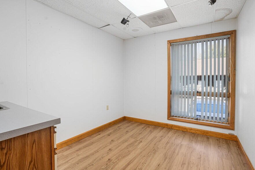 More Photos Of 24 Salt Pond Rd, Wakefield Medical For Sale