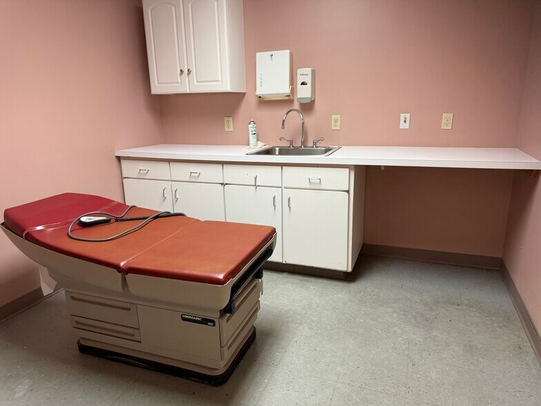 More Photos Of 12 Case St, Norwich Medical For Sale